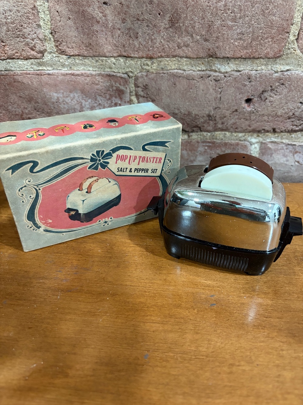 Vintage Pop Up Toaster salt & pepper set NIB